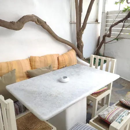 בית נופש Lydia's Charming House In