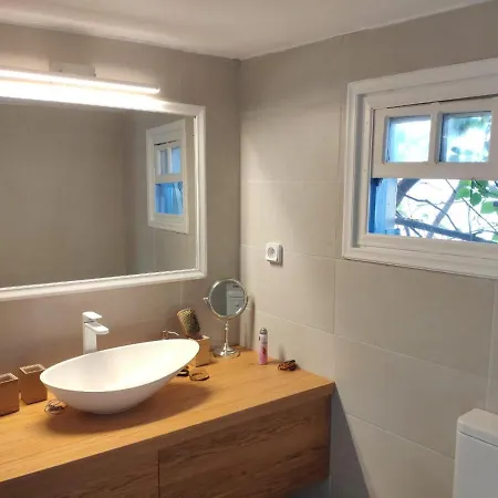 Lydia's Charming House In בית נופש